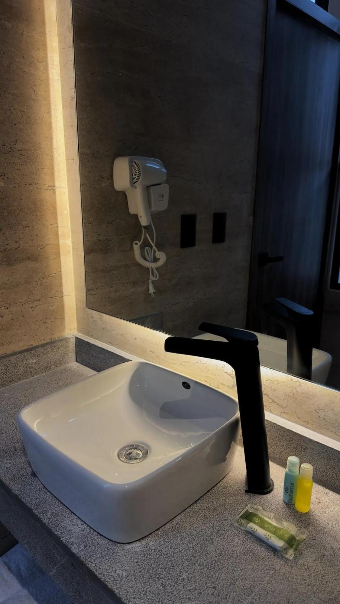 Toronja C O V A D O N G A Hotel Mexico City Room photo